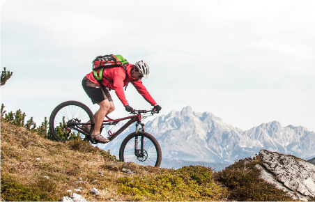 Sportlicher Mann fährt E-Bike © Altenmarkt-Zauchensee Tourismus